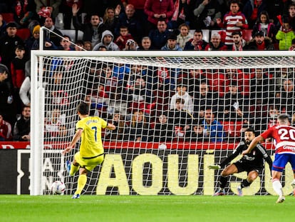 Gerard Moreno marcando de penalti su segundo tanto frente al Granada.