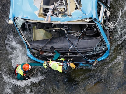 Agentes de la Guardia Civil inspeccionaban el lunes el autobús siniestrado para estudiar cómo izarlo desde el lecho del río Lérez.