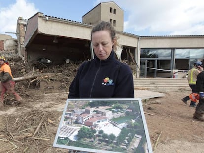 Xantal Puig, amb el seu negoci destruït per la crescuda del riu Francolí.