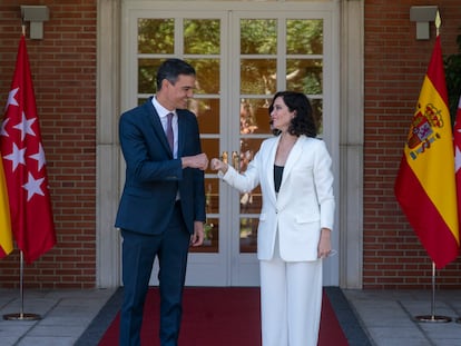 El presidente de gobierno, Pedro Sánchez, recibe a la presidenta de la Comunidad de Madrid, Isabel Díaz Ayuso, en La Moncloa en julio de 2021.