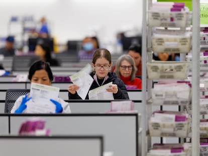 Varios trabajadores procesan papeletas de voto por correo en Industry (California), el martes.