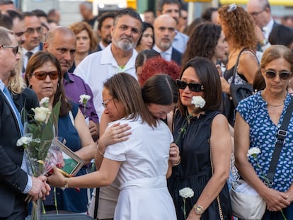 Familias de las víctimas mortales del atentado de La Rambla, este sábado en el acto de homenaje por el séptimo aniversario.