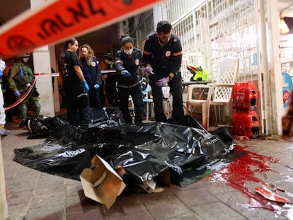 Sanitarios israelíes trabajan junto al cadáver de una de las víctimas del atentado, el martes en Bnei Brak.