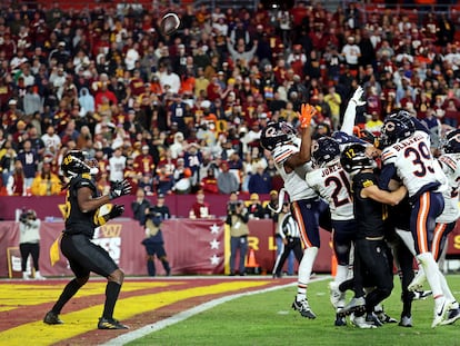 Noah Brown (con el número 85), de los Washington Commanders, se dispone a recibir el balón en la jugada decisiva del partido contra los Chicago Bears de este domingo.