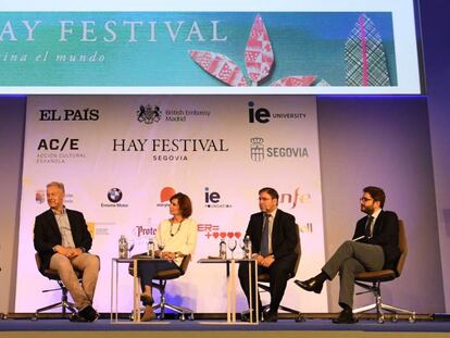 Desde la izquierda, Simon Manley, Cristina Manzano, Amador Men&eacute;ndez y Manuel Mu&ntilde;iz.