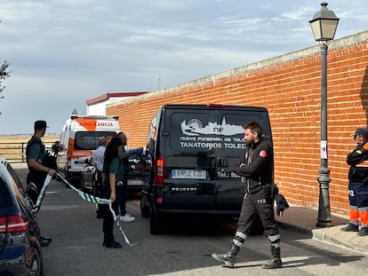 Una ambulancia y una furgoneta de un tanatorio, este martes en las inmediaciones de la Plaza de Toros de Pantoja (Toledo).