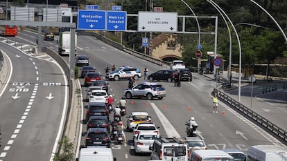 Control de los Mossos en la salida de Barcelona a través de la avenida Meridiana, este jueves.