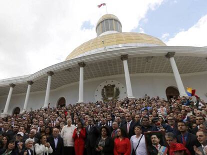 Los integrantes de la Asamblea Constituyente posan frente a la entrada al Parlamento venezolano. 