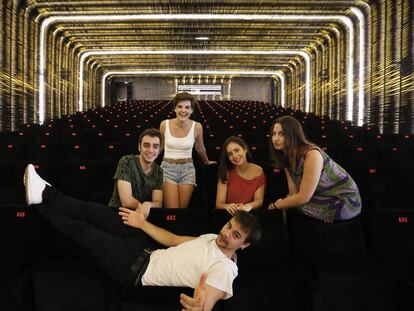 En primer t&eacute;rmino, tumbado, Ferr&aacute;n Vilajosana. Detr&aacute;s, de izquierda a derecha, Nacho S&aacute;nchez, Mar&iacute;a Romero, Macarena Sanz y Camila Viyuela, fotografiados en la Cineteca del Matadero de Madrid.