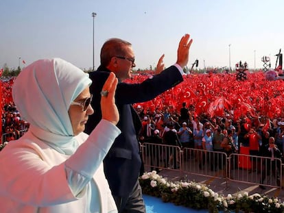 Erdogan y su esposa durante un acto de recuerdo a las v&iacute;ctimas del golpe de estado. 