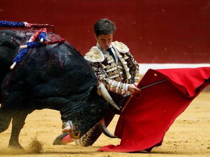 El Juli, en un pase por bajo a uno de sus toros.