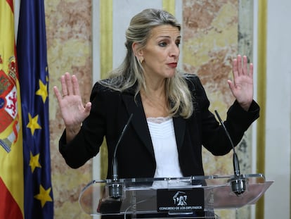 La vicepresidenta del Gobierno y fundadora de Sumar, Yolanda Díaz, durante la rueda de prensa posterior a la reunión del grupo parlamentario Sumar este lunes, en el Congreso de los Diputados.