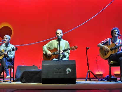 El músico con sus hijos durante la actuación en el a Feria de Julio.