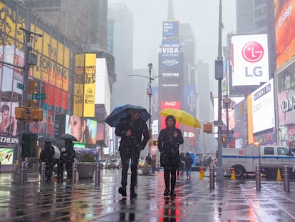 Gente caminando alrededor de Times Square, en Nueva York, (Estados Unidos).