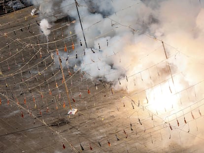 Detalle de los 'masclets' durante el encendido de la primera Mascletá de las Fallas 2023 en Valencia.