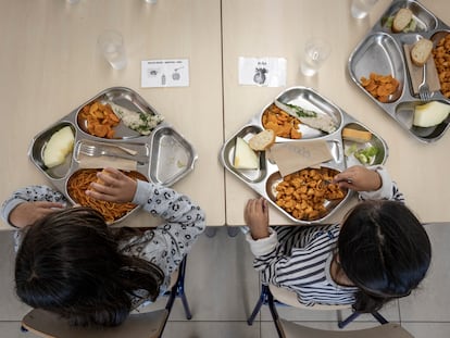 Dos niñas comen en el colegio público Les Arts de Valencia el 27 de septiembre de 2023.