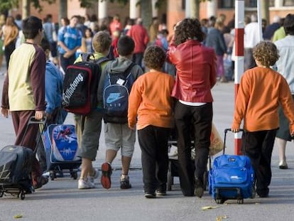 Escolars al pati d'un col·legi de Vitòria.