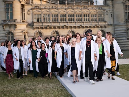 Pierpaolo Piccioli junto a los integrantes de su taller, saludando al finalizar el desfile alta costura O-I 2023/24. El creativo siempre ha reivindicado el trabajo de su equipo.