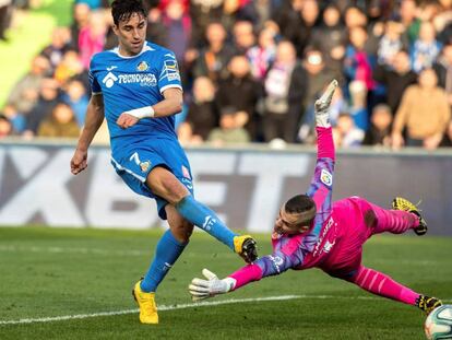 Jaime Mata bate a Jaume en le tercer gol del Getafe.