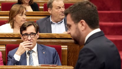 Salvador Illa (PSC) fija la mirada en el president en funciones, Pere Aragonès (ERC).