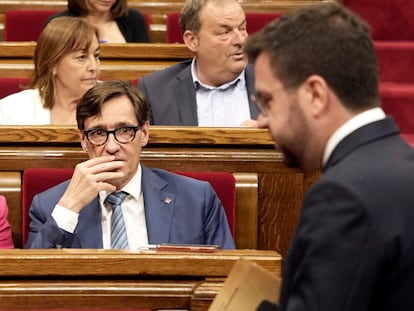 El presidente del Generalitat en funciones, Pere Aragonès (en primer término), junto a Salvador Illa, líder del PSC, el 25 de julio.