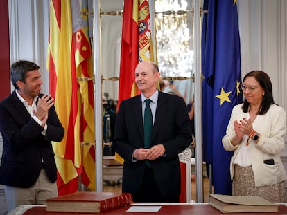 Eduardo Beut, al tomar posesión de su cargo este julio, entre Carlos Mazón, presidente de la Generalitat, del PP, y Llanos Massó, presidenta de Les Corts.