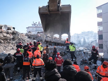 Equipos de rescate, bomberos y voluntarios trabajan para intentar rescatar a una persona atrapada en las ruinas de un edificio tras un terremoto en Elbistán (Turquía), en febrero de 2023.