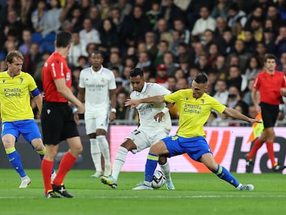 Rodrygo y Fede en una acción en el partido entre el Real Madrid y el Cádiz, en el Bernabéu este jueves.