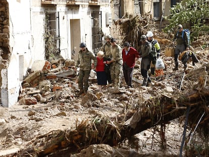 Varias personas son evacuadas en la localidad de Letur (Albacete), este miércoles.