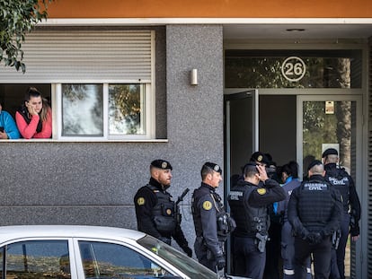 Desahucio de varias viviendas okupadas en el municipio valenciano de Montserrat, a 40 minutos de la capital.