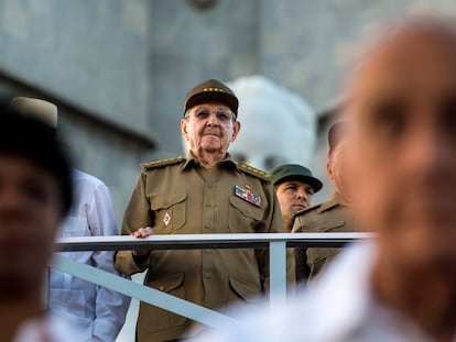 Raúl Castro durante un desfile en honor a su hermano Fidel, en la Plaza de la Revolución en La Habana, Cuba, el 2 de enero de 2017.