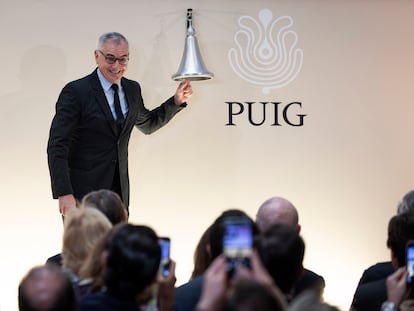 Marc Puig, presidente de la compañía, toca la campana para el inicio de la cotización de Puig en la Bolsa de Barcelona, el pasado 3 de mayo.