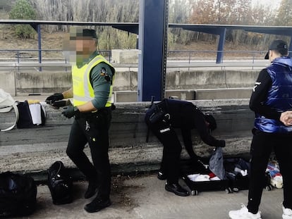 Agentes registran a varios sospechosos durante la operación internacional.