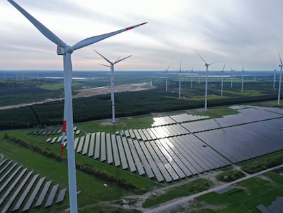 Vista aérea de paneles solares y aerogeneradores en los aledaños de Klettwitz (Brandeburgo).