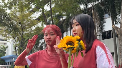 Orawan Phuphong (izquierda) y Tantawan Tuatulanon (derecha), durante una protesta en el Tribunal de lo Penal en Bangkok (Tailandia) el pasado 16 de enero, para renunciar a la libertad bajo fianza en solidaridad con los presos detenidos por cargos políticos en su país.