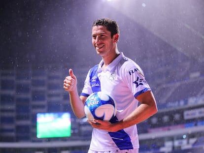 El futbolista peruano Santiago Ormeño, durante un partido con el Puebla en México.