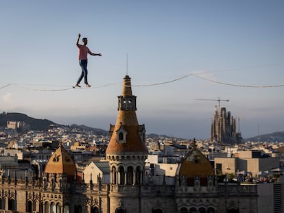 El funambulista Nathan Paulin ha recorrido los 350 metres que separen los edificios Telefónica y Generali a 70 metros de altura.