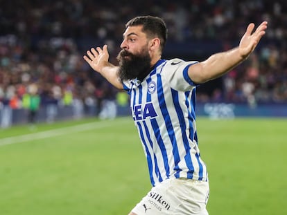 Asier Villalibre celebra el gol del ascenso del Alavés en el campo del Levante.