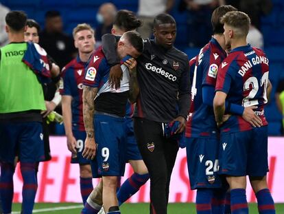 Los jugadores del Levante, tras la derrota que consuma su descenso a Segunda.