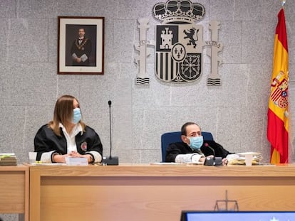 El juez Alfonso Guevara durante el inicio del juicio por el atentado terrorista de 2017 en Barcelona y Cambrils (Tarragona) celebrado en la Audiencia Nacional de San Fernando de Henares, Madrid, el 10 de noviembre de 2020.