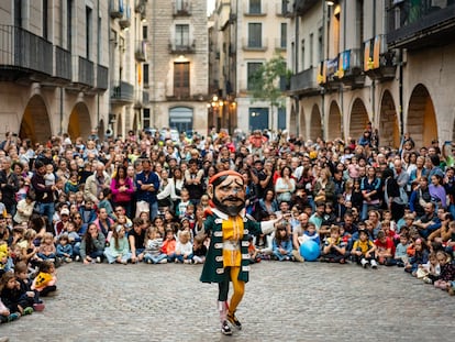 Passejada amb els capgrossos, a les Fires de Sant Narcís de Girona.