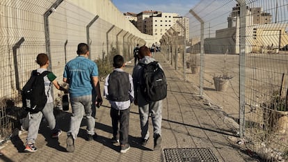 Cuatro niños regresan a casa en el campo de refugiados de Shuafat.