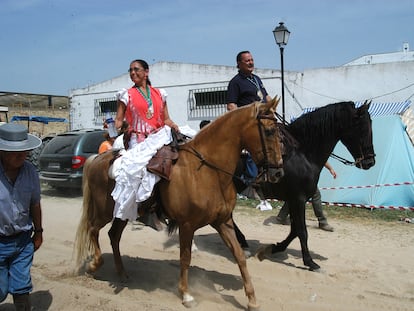 Isabel Pantoja y Julián Muñoz, a caballo durante la romería del Rocío de 2003.