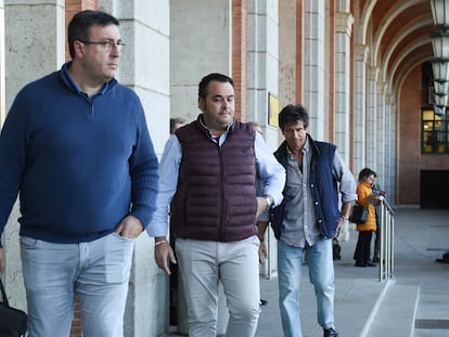 Manuel Hernández (en el centro) a su salida de la reunión en el Ministerio de Transportes, este jueves.