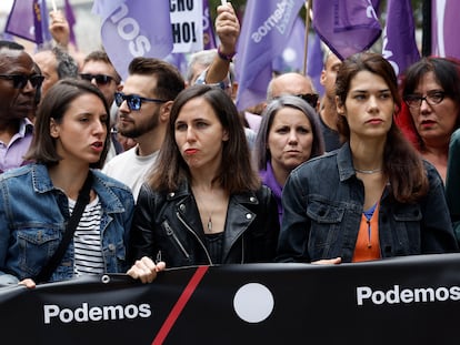 La secretaria general de Podemos, Ione Belarra, y las eurodiputadas Irene Montero e Isa Serra, este domingo durante la manifestación por la vivienda en Madrid.