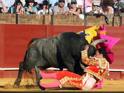 Pepín Liria, en el momento de ser cogido por su segundo toro, ayer en La Maestranza.