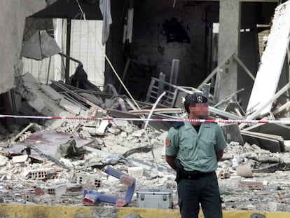 Un guardia civil, ante el edificio de la casa cuartel de Santa Pola (Alicante), tras el atentado terrorista de ETA de 2002.