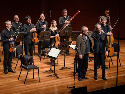 El compositor Benet Casablancas (izquierda), el director Santiago Serrate y el Grupo Modus Novus, el pasado 23 de enero en el Auditorio 400 del Museo Reina Sofía (Madrid).