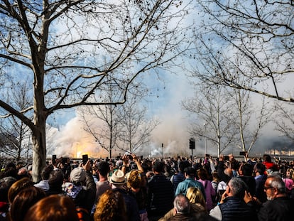 Centenares de personas presencian la 'mascletà' en Madrid Río.