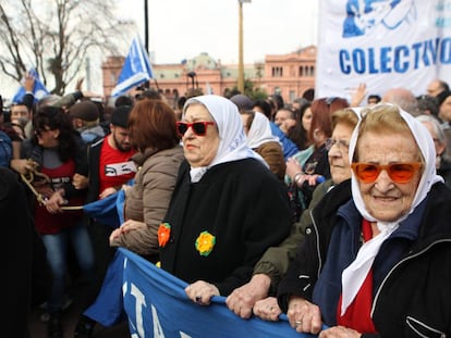 Hebe de Bonafini, en el centro, marcha en la Plaza de Mayo tras enfrentar la orden de detenci&oacute;n en su contra